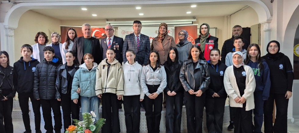 AİLE VE SOSYAL HİZMETLER İL MÜDÜRLÜĞÜ, VATAN VE KAHRAMANLIK BULUŞMALARIYLA GENÇLERDE TARİH ŞUURUNU GÜÇLENDİRİYOR