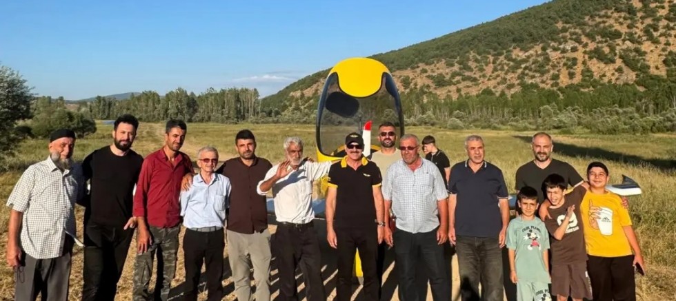 Ankara’dan Havalandı, Gümüşhane’de Tarlaya İndi: Köylüler Gözlerine İnanamadı!