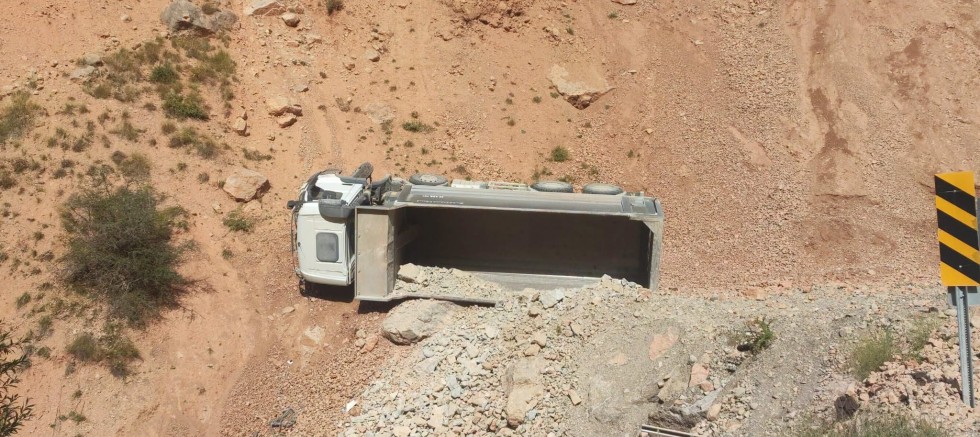 Gökdere-Beycam Yol Ayrımında Kamyon Şarampole Devrildi
