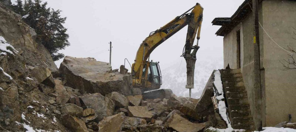 Gümüşhane’de dağdan kopan dev kayalar ahıra düştü, 3 ev boşaltıldı