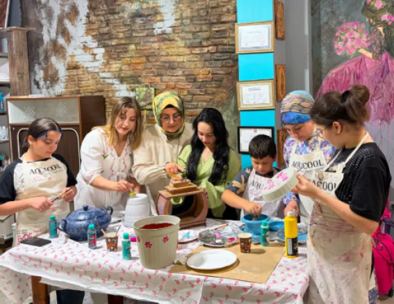 Gümüşhane’de Düşler Atölyesi tarafından düzenlenen “Saksını Al Gel, Beraber Tasarlayalım!” etkinliği, sanatseverleri bir araya getirdi. 