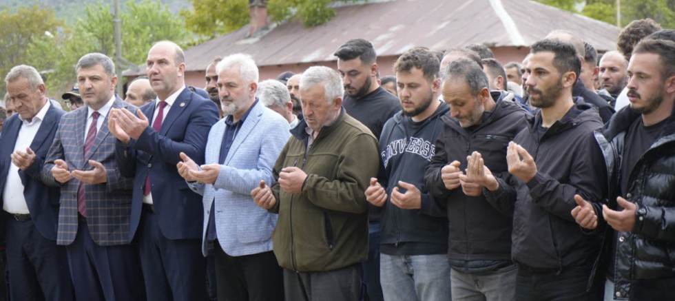 Gümüşhane’de Eşi Tarafından Öldürülen Genç Anne Gözyaşlarıyla Toprağa Verildi