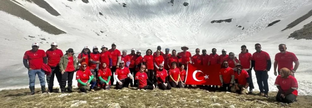 Gümüşhane’de Milli Takım için anlamlı yürüyüş: 2 bin 730 metrede Ay-Yıldızlı Bayrak açıldı