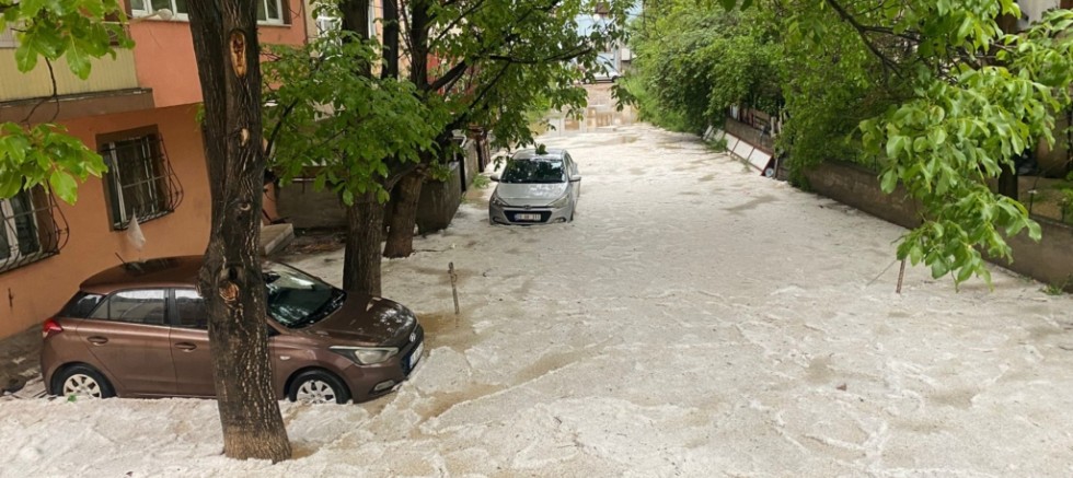 Gümüşhane’de Şiddetli Sağanak Hayatı Felç Etti: Yollar Dereye Döndü, İş Yerlerini Su Bastı