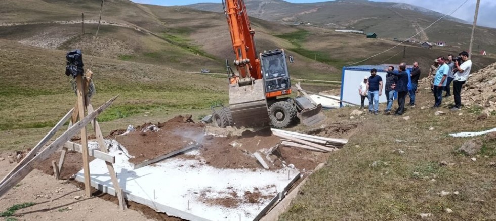 Gümüşhane’de yayladaki kaçak yapılar yıkılıyor