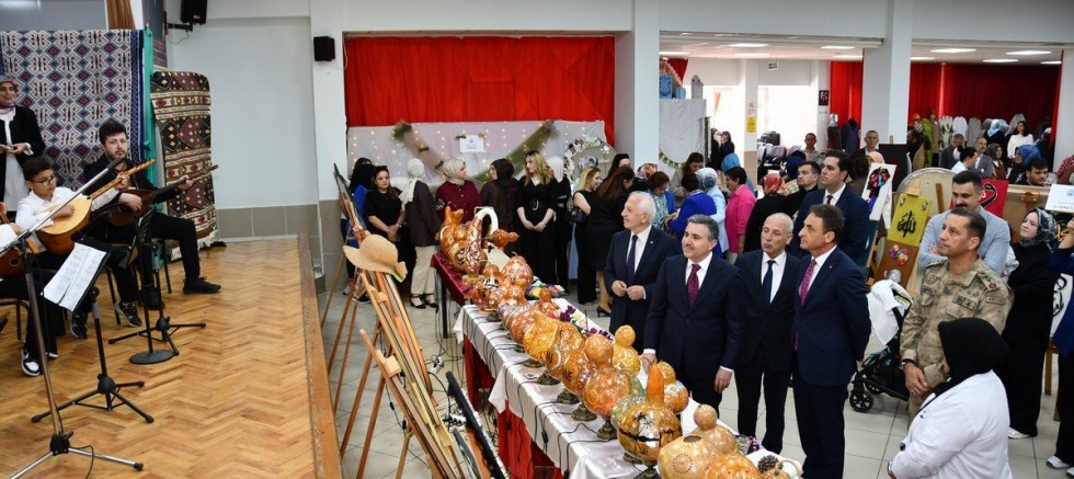 GÜMÜŞHANE MERKEZ HALK EĞİTİMİ MERKEZİ YILSONU SERGİSİ AÇILDI
