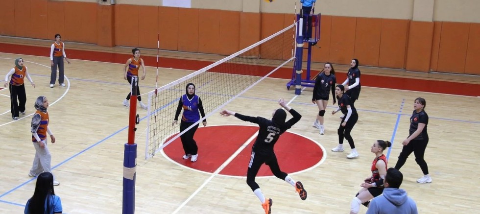 Gümüşhane Üniversitesi’nde Şenlik Ateşi Sporla Yandı: Kampüste Büyük Heyecan!