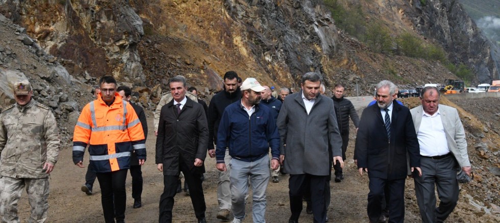 Heyelan nedeniyle kapanan Gümüşhane-Giresun kara yolu ulaşıma açıldı