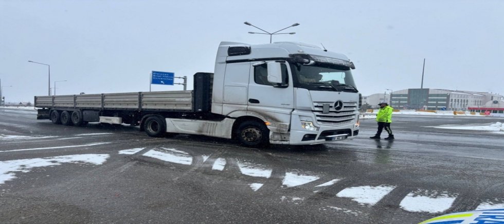 Ağır tonajlı araçlara geçit yok: Yol kar nedeniyle kapandı