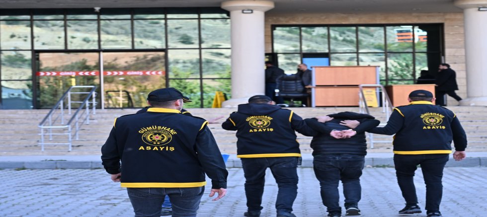 Aynı Apartmanda İki Evi Soydu!