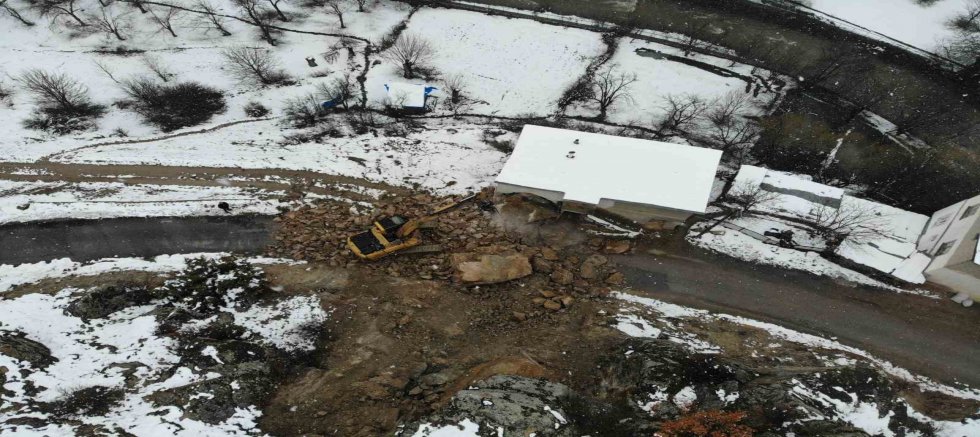 Gümüşhane’de dağdan kopan dev kayalar ahıra düştü, 3 ev boşaltıldı