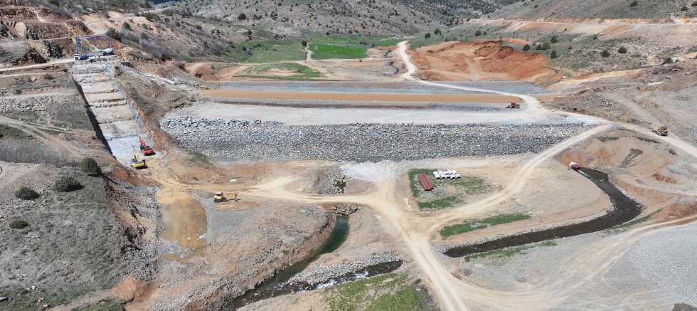 KELKİT ÜNLÜPINAR BARAJI’NDA GÖVDE DOLGU ÇALIŞMALARI DEVAM ETMEKTEDİR