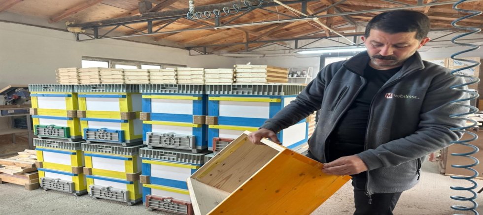 Renkli ve Isı Yalıtımlı Kovanlar Gümüşhaneli Arıcılardan Yoğun İlgi Görüyor