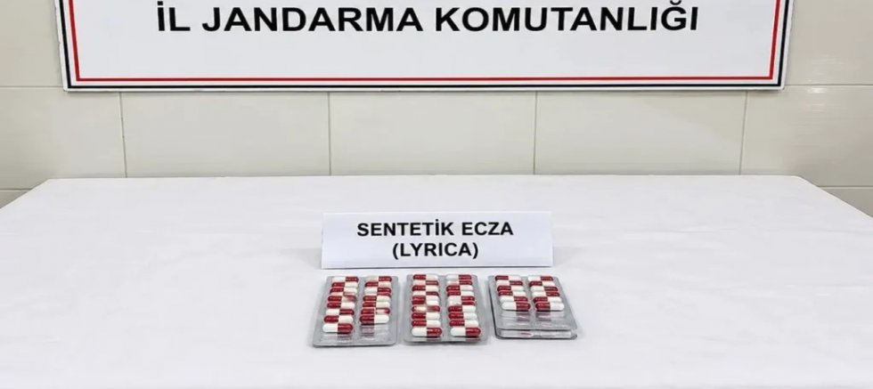 Şiran’da Jandarmadan Kaçamadılar: Araçtan ve Evden Sentetik Hap Çıktı