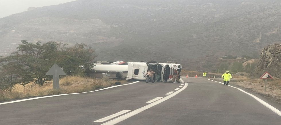Torul-Şiran Yolunda Tır Devrildi