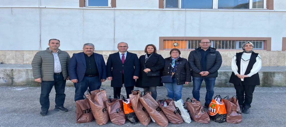 Trabzon Gümüşhaneliler Derneği, öğrencilere kışlık kıyafet ve kitap desteğinde bulundu