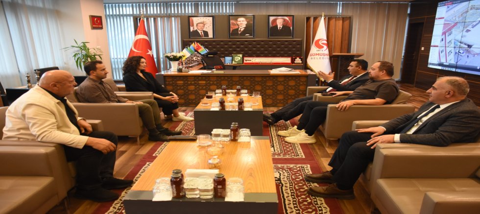 Ünlü Manken  Azra Atın Gümüşhane