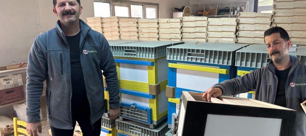 Renkli ve Isı Yalıtımlı Kovanlar Gümüşhaneli Arıcılardan Yoğun İlgi Görüyor