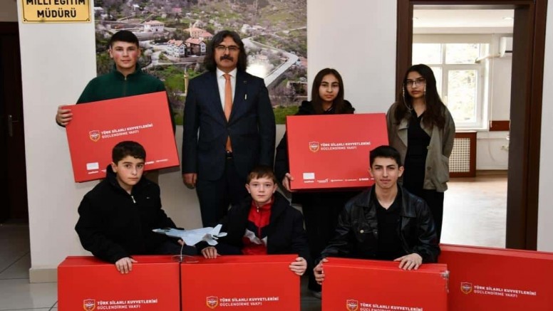 SAVUNMADAN SANATA: GENÇ TASARIMLAR YARIŞMASINDA ÖĞRENCİLERİMİZDEN BÜYÜK BAŞARI