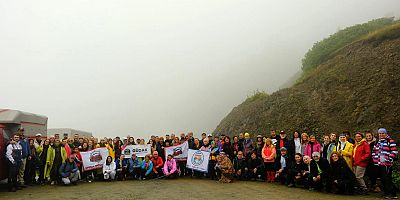 130 dağcı Çetlüce Yaylası’nda sis ve yağmur altında yürüdü