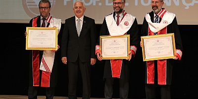 Akademisyenlere Belge Verildi