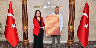 Akrostiş şiir ustası Coşkun Tuncer, Vali Yardımcısı Bahar Kaya’ya tablo takdim etti