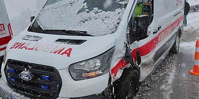 Ambulans ile otomobil çarpıştı: 3 kişi yaralandı