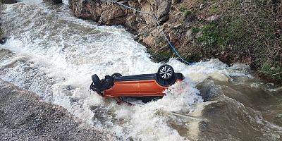 Bariyerleri Aşan Otomobil Dereye Düştü