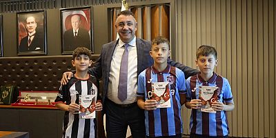 Başkan Başer, çocuklara forma hediye etti