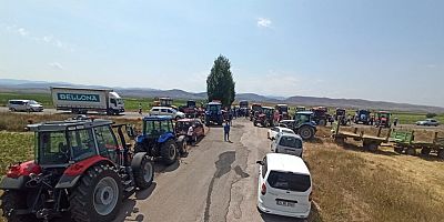 Bayburt ve Gümüşhane’de tarlalarını sulayamayan çiftçiler, traktörlerle yol kapatıp eylem yaptı