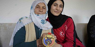 Bilek güreşinde tarih yazdı, madalyasını babaannesine hediye etti