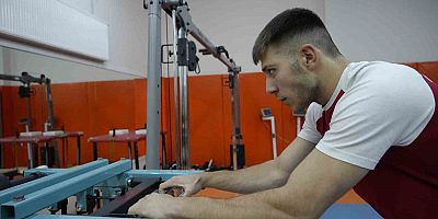 Bilek güreşini bırakmak üzereyken antrenörünün desteğiyle dünya sahnesine çıktı