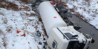 Buzlanan Yolda LPG Yüklü Tanker Dere Yatağına Devrildi