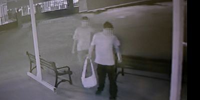 Caminin bağış kasasını devirdiler, ayakkabı çekeceğiyle para çalmaya çalıştılar