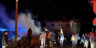 çıkan yangında 10 ev ve ahır kullanılamaz hale geldi