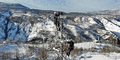 Çoruh EDAŞ, yoğun kar yağışında kesintisiz enerji için sahada