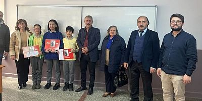 Dereceye giren öğrencilere ödüllerini aldı