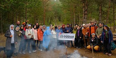 Dört mevsimi bir günde yaşadılar: Yağmur, gökkuşağı ve güneşli zirve