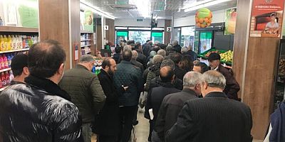 Emekli, ucuz et ve kıyma kuyruğunda