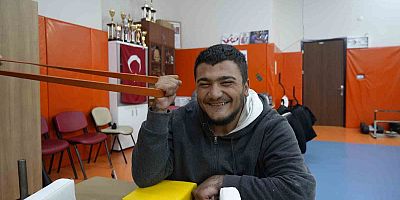 Engelli genç bilek güreşiyle hayata tutundu, Türkiye şampiyonu oldu