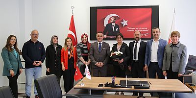 Enstitüde  Bayrak Değişimi