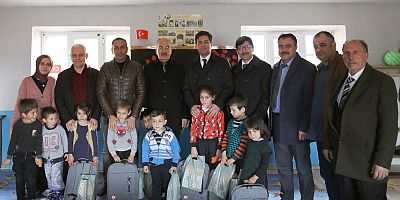 Erdoğan'dan Köy Okuluna Giyim ve Kırtasiye Yardımı
