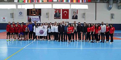 Futsal kadınlarda Gümüşhane şampiyon