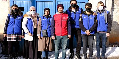 Gönüllü gençler yaşlı vatandaşların yardımına koşuyor