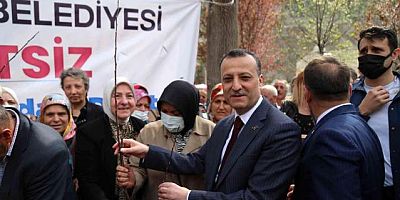 Gümüşhane Belediyesi 5 bin Ceviz Fidanı Dağıttı