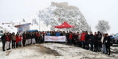 Gümüşhane’de 152 genç kar altında tarihi kaleyi keşfetti