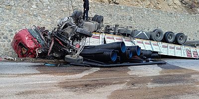 Gümüşhane’de boru yüklü tır duvara çarptı: 1 ağır yaralı