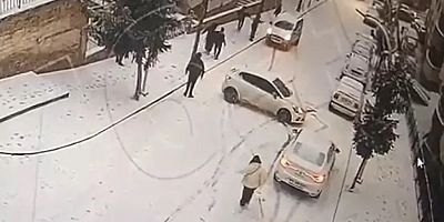 Gümüşhane’de buzlu yolda yokuş aşağı kayan araçlar kamerada