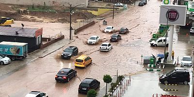 Gümüşhane’de Caddeler Göle Döndü, Yollar Kapandı