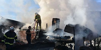 Gümüşhane'de çıkan yangında bir baraka kullanılmaz hale geldi
